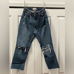 Abercrombie Ankle Straight Ultra High Rise, Medium Wash, Size 28/6 SHORT